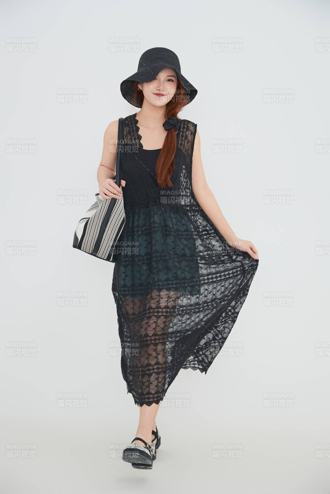 在攝影棚拍攝的青年時尚女性