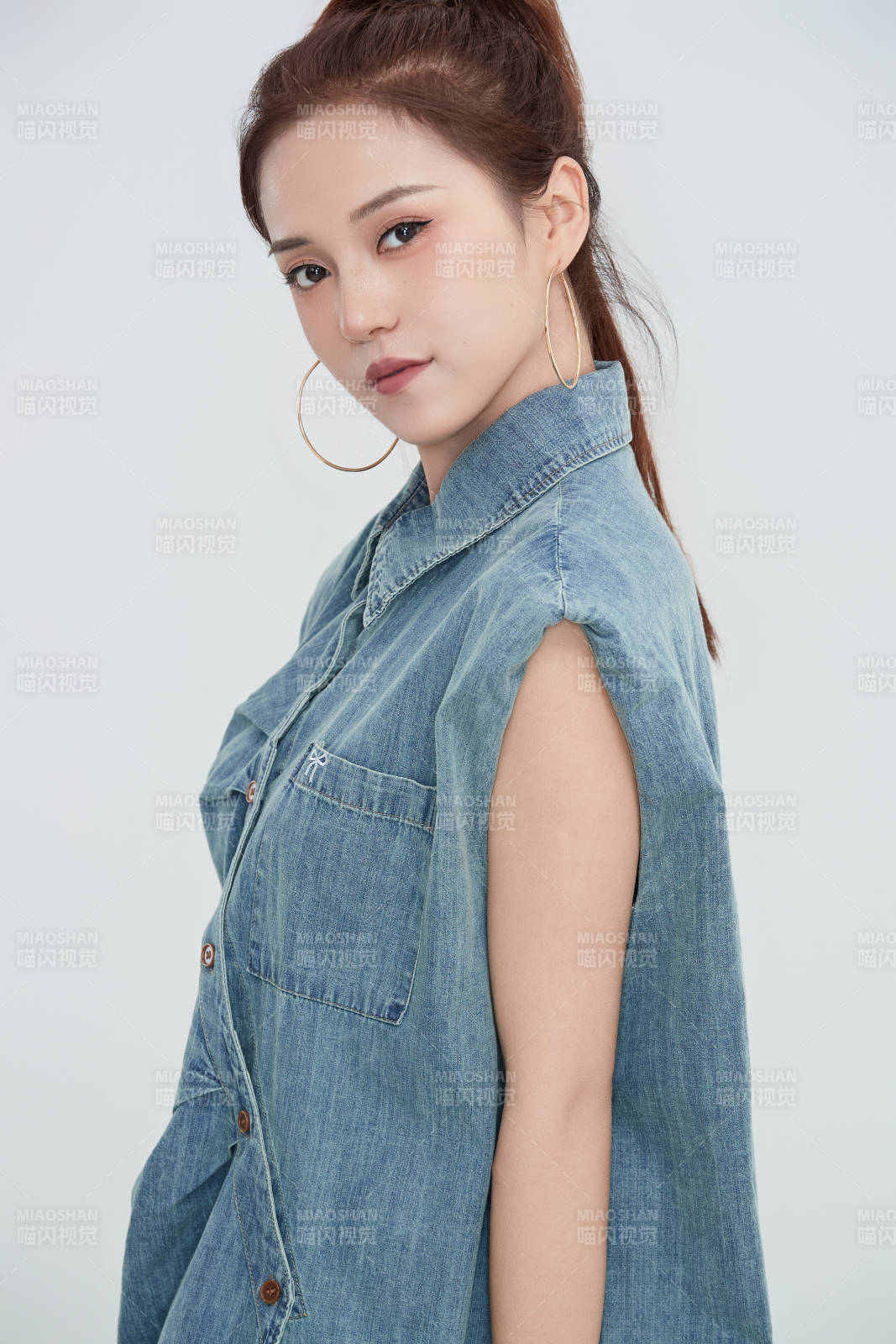 在攝影棚拍攝的青年時尚女性