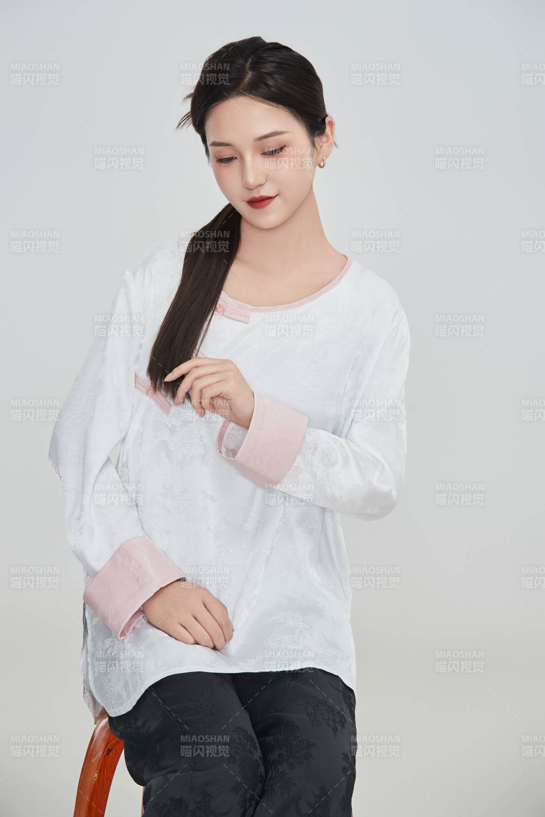 在攝影棚拍攝的青年時尚女性