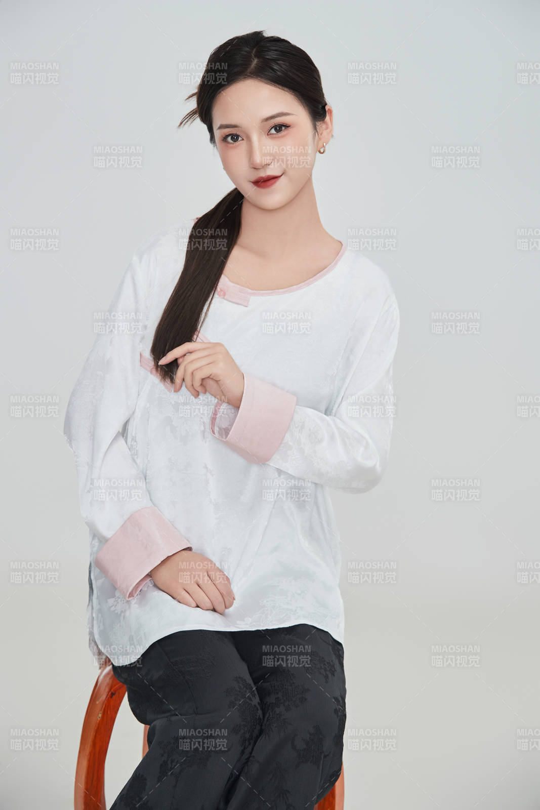 在攝影棚拍攝的青年時尚女性