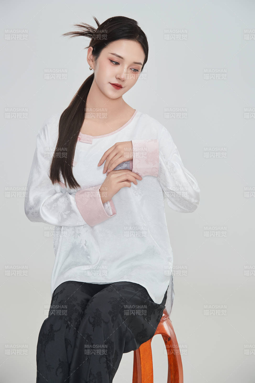 在攝影棚拍攝的青年時尚女性