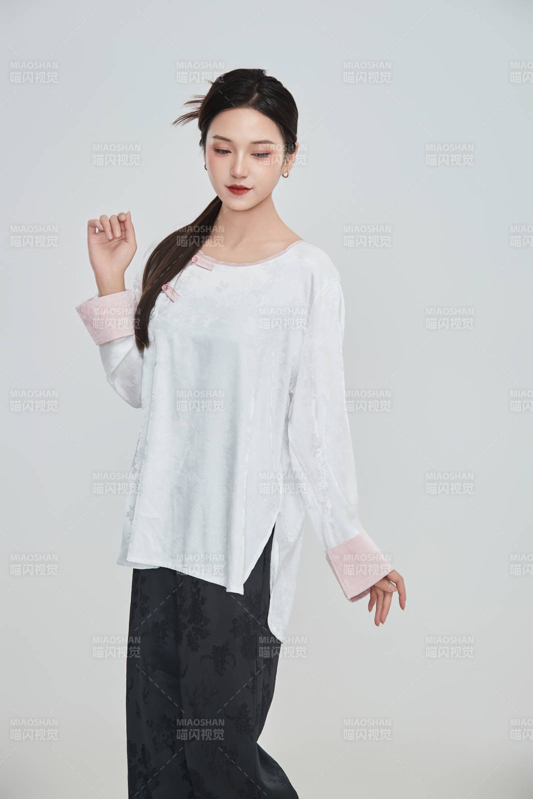 在攝影棚拍攝的青年時(shí)尚女性