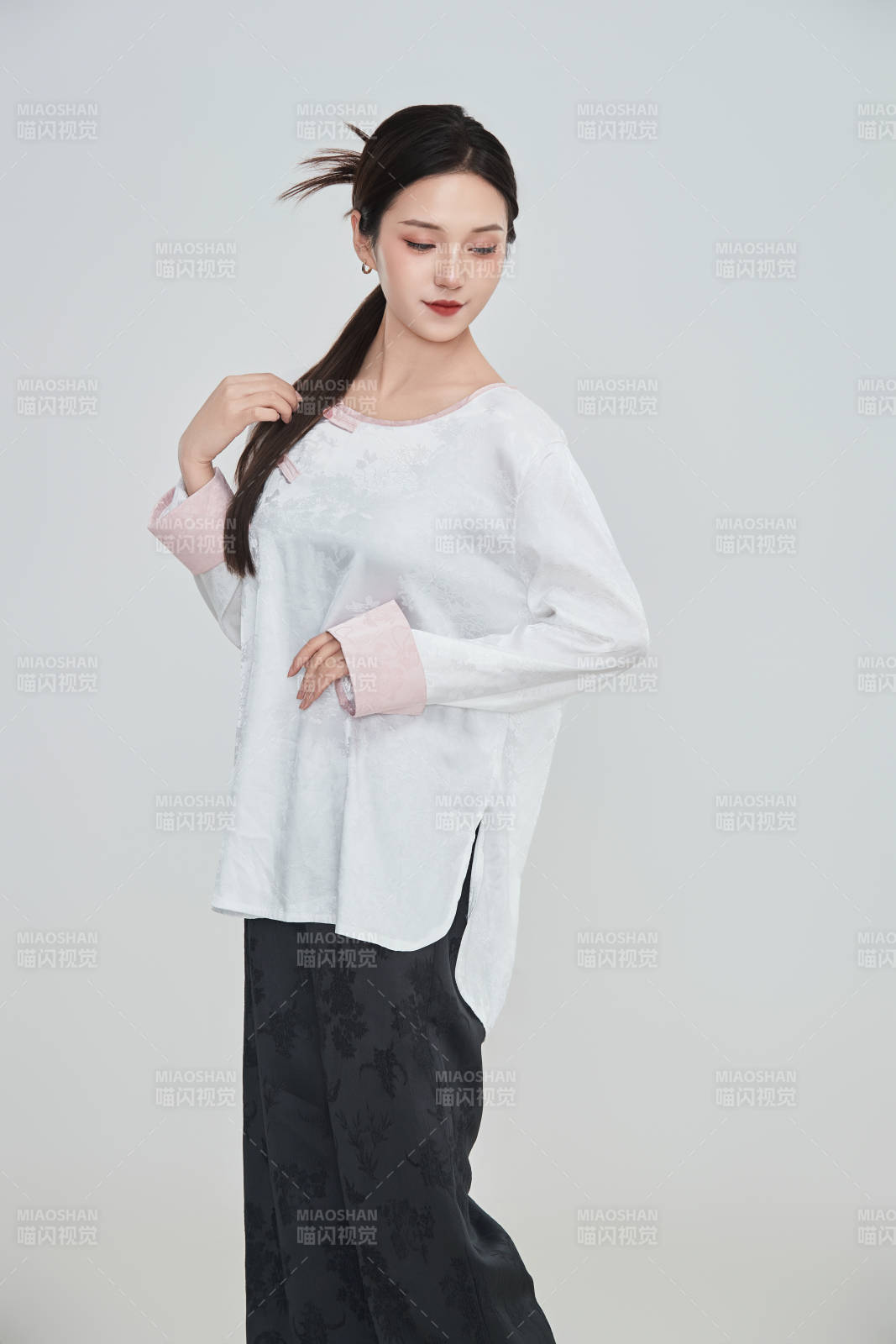 在攝影棚拍攝的青年時尚女性