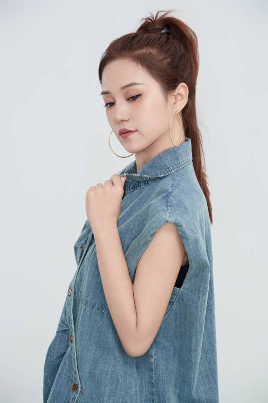 在摄影棚拍摄的青年时尚女性