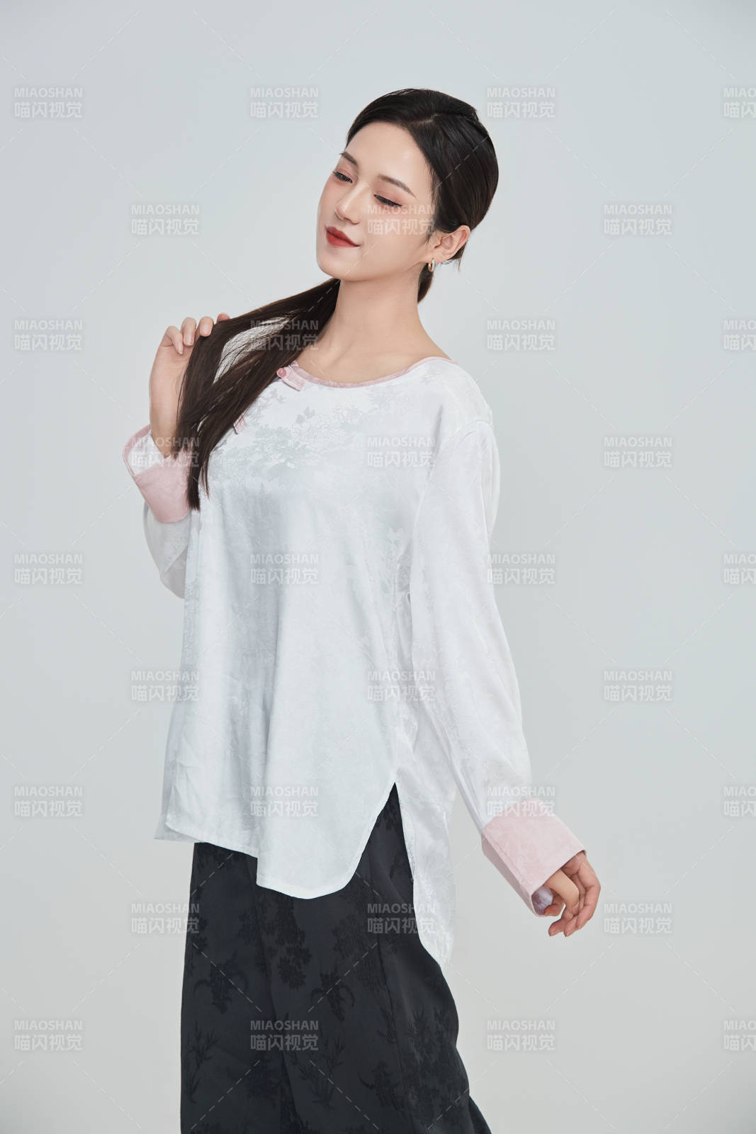 在攝影棚拍攝的青年時尚女性