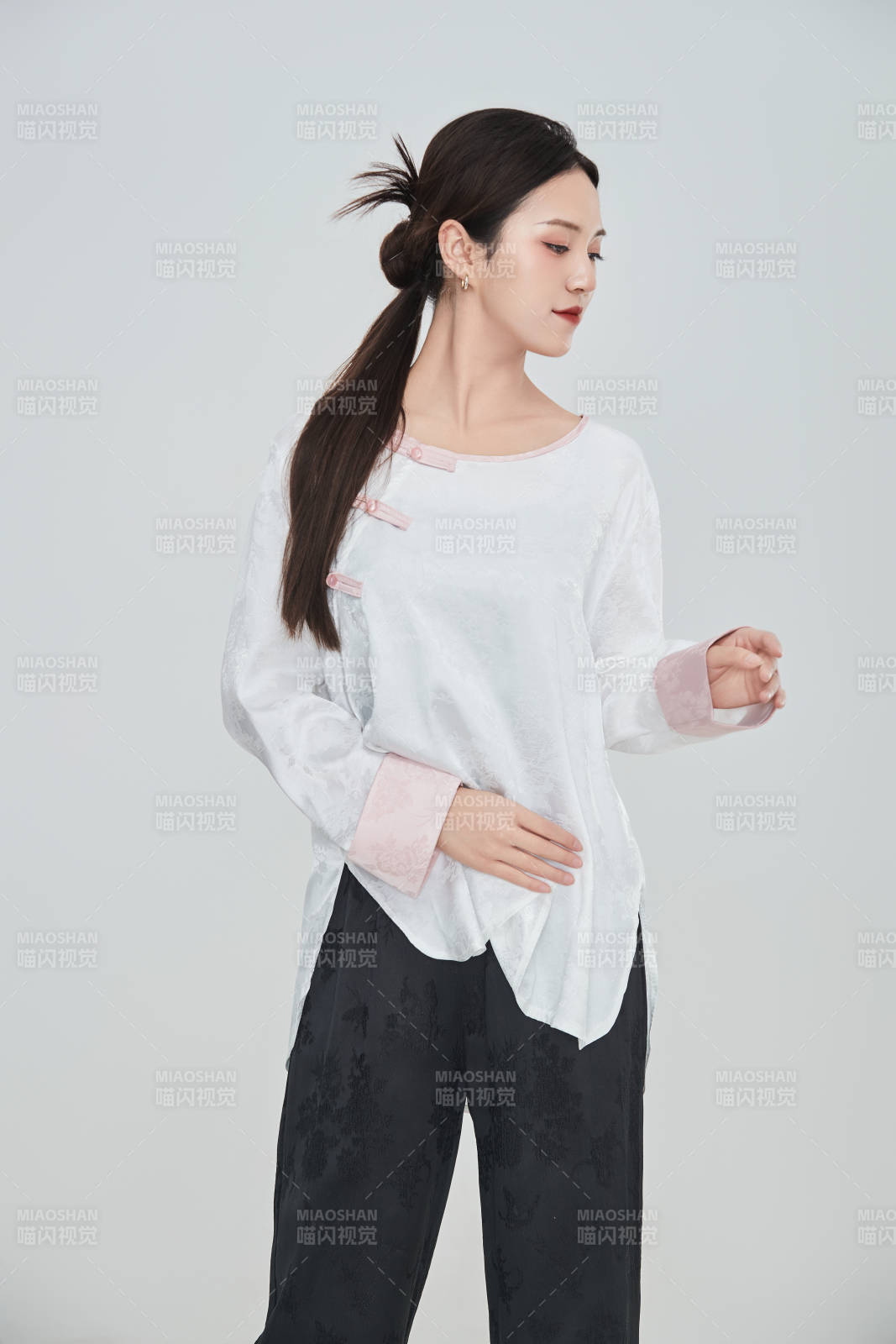 在攝影棚拍攝的青年時尚女性