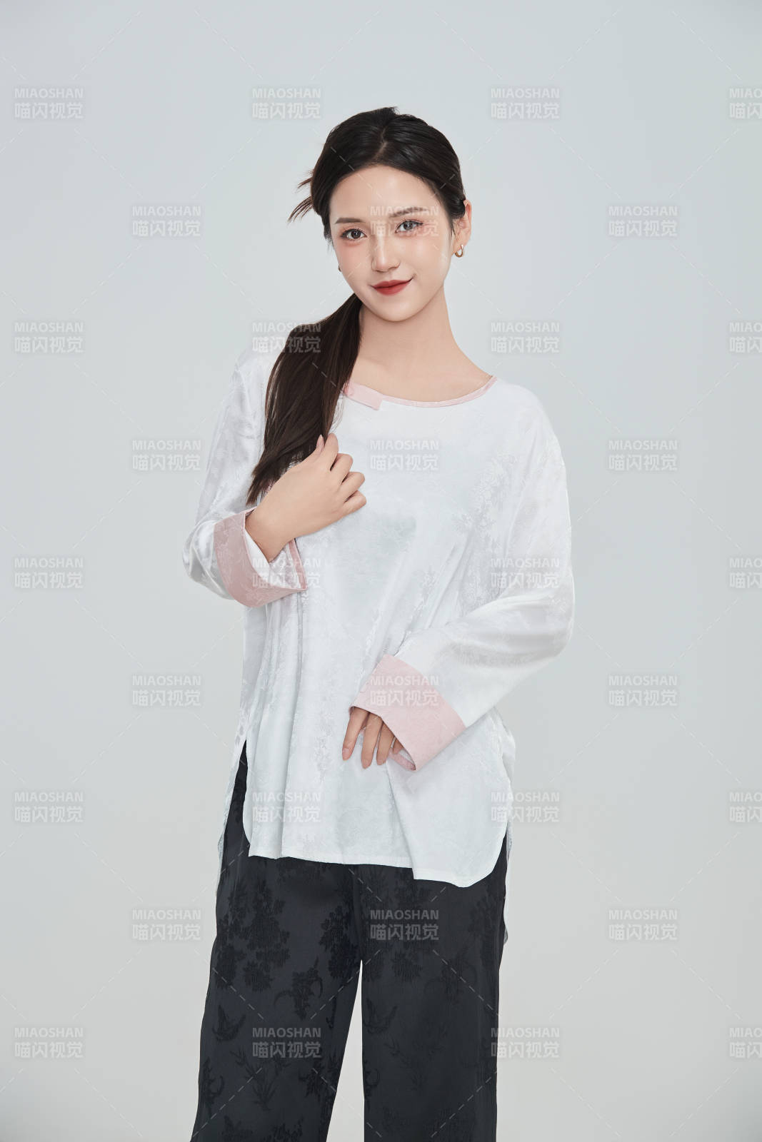 在攝影棚拍攝的青年時(shí)尚女性