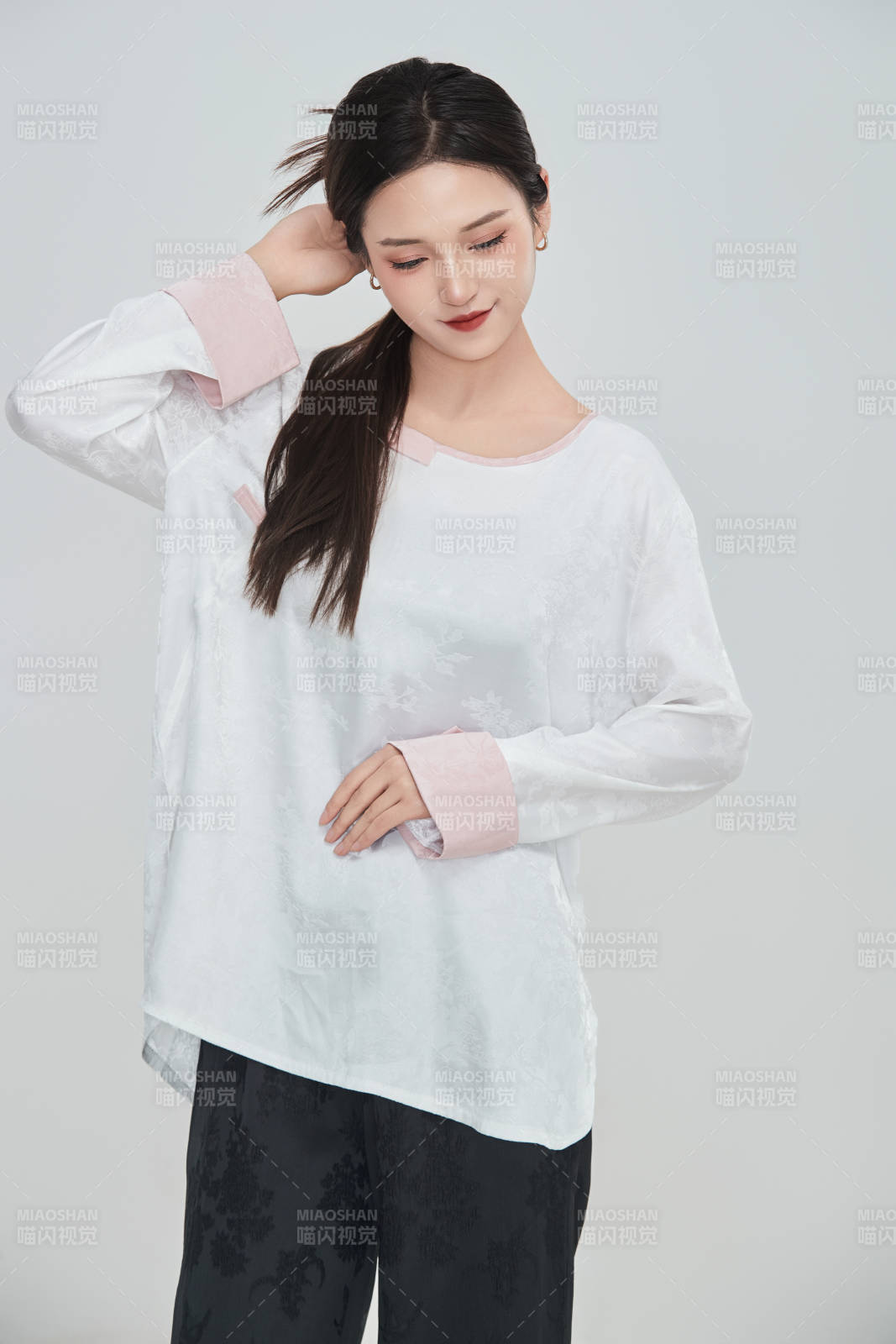 在攝影棚拍攝的青年時尚女性