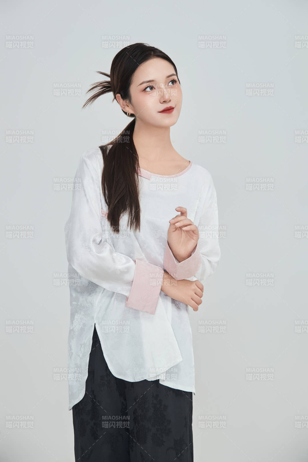 在攝影棚拍攝的青年時尚女性