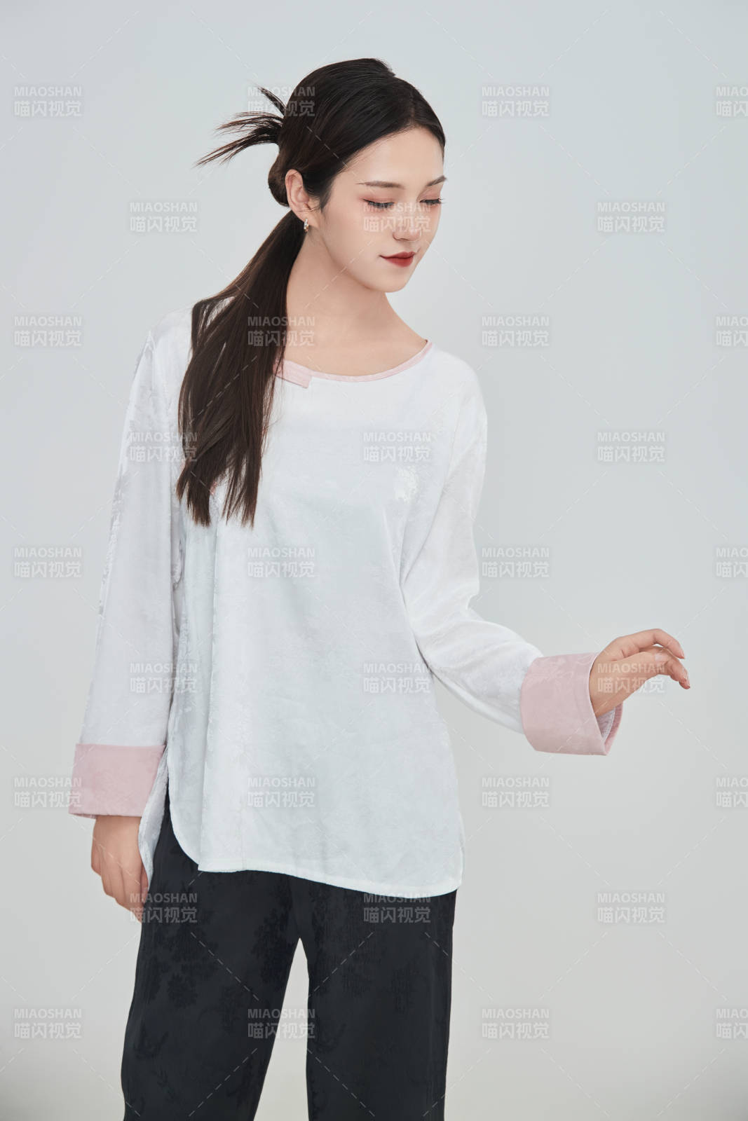 在攝影棚拍攝的青年時尚女性