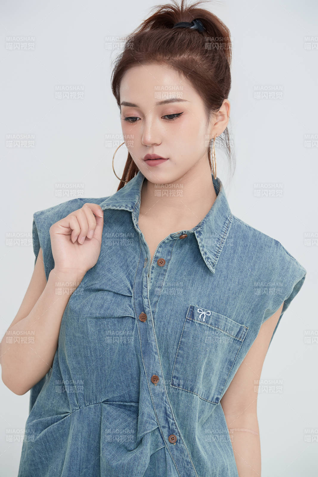 在攝影棚拍攝的青年時尚女性