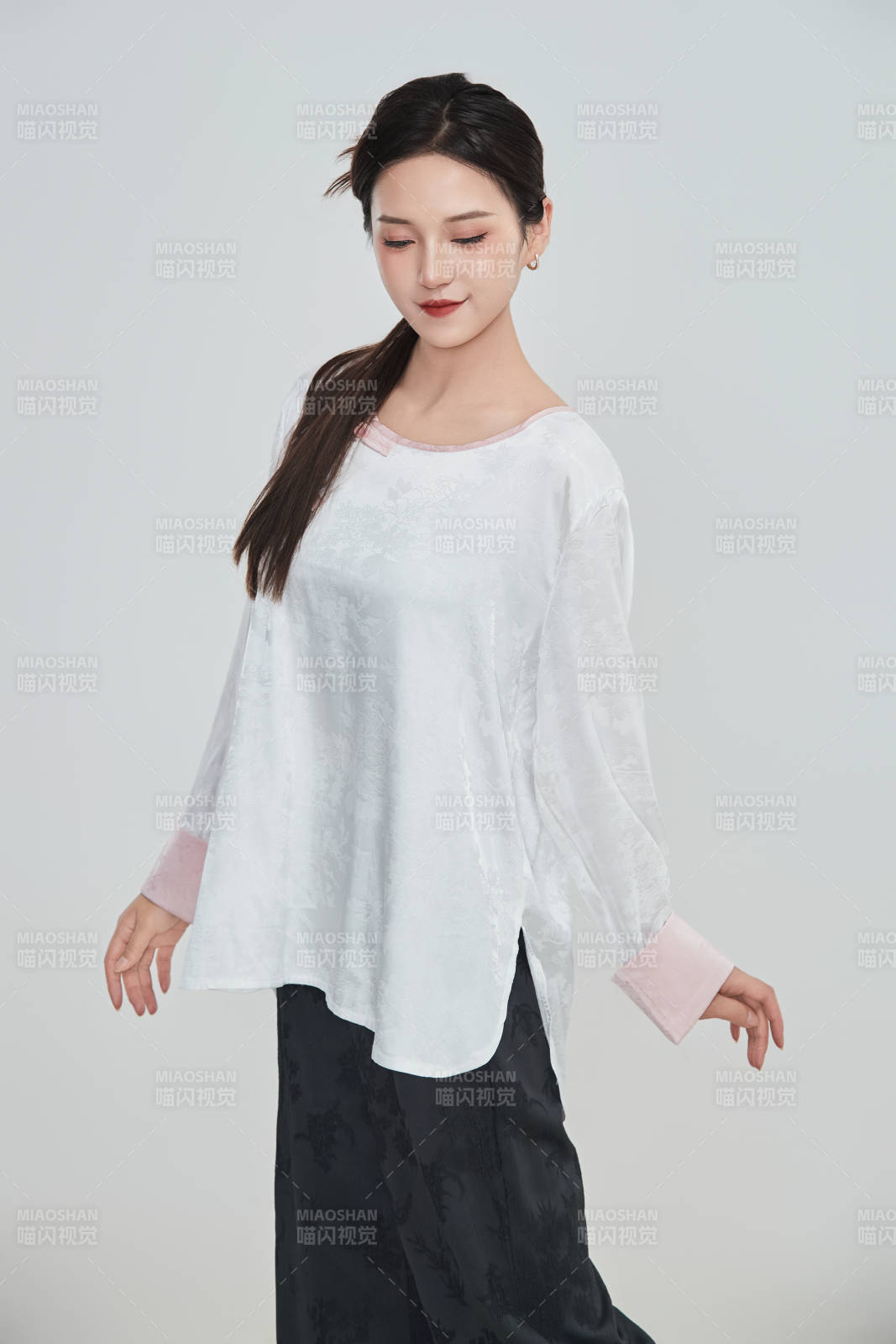 在攝影棚拍攝的青年時尚女性