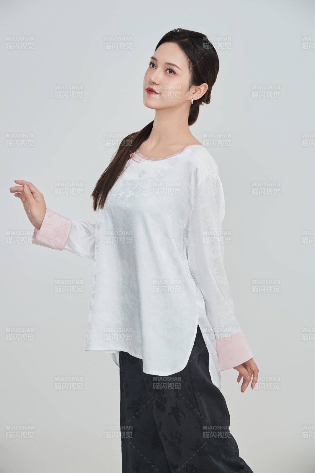 在攝影棚拍攝的青年時(shí)尚女性