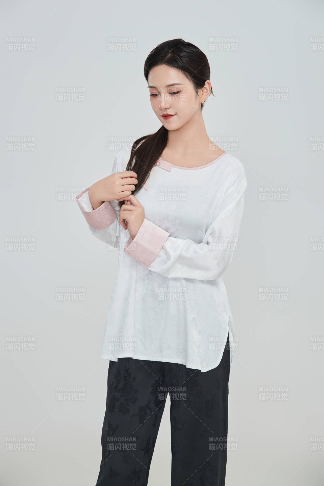 在攝影棚拍攝的青年時(shí)尚女性