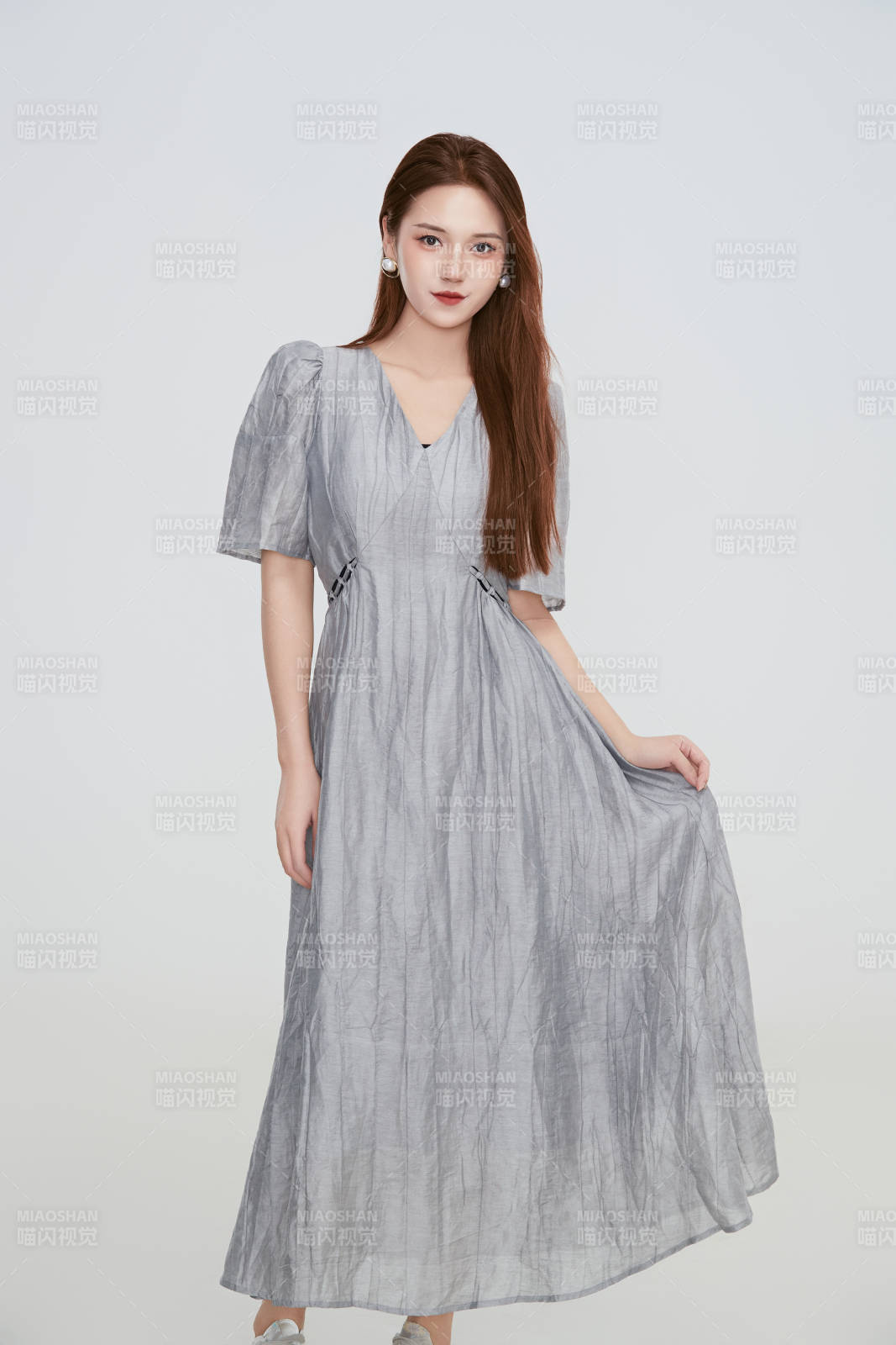 在攝影棚拍攝的青年時尚女性