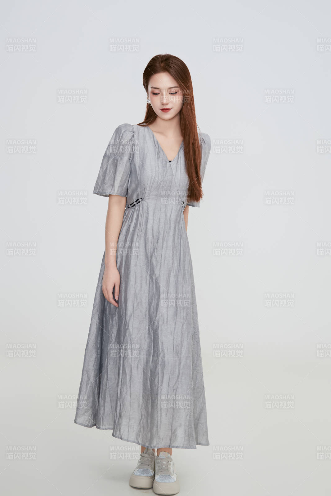 在攝影棚拍攝的青年時尚女性