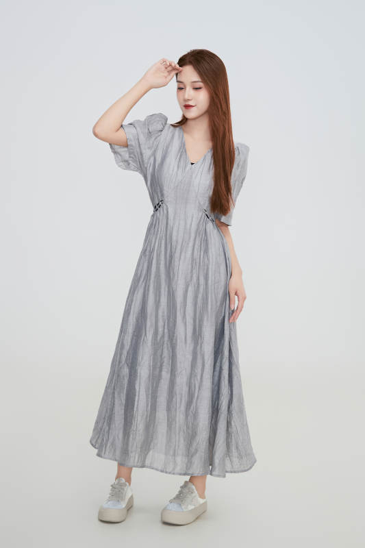 在摄影棚拍摄的青年时尚女性