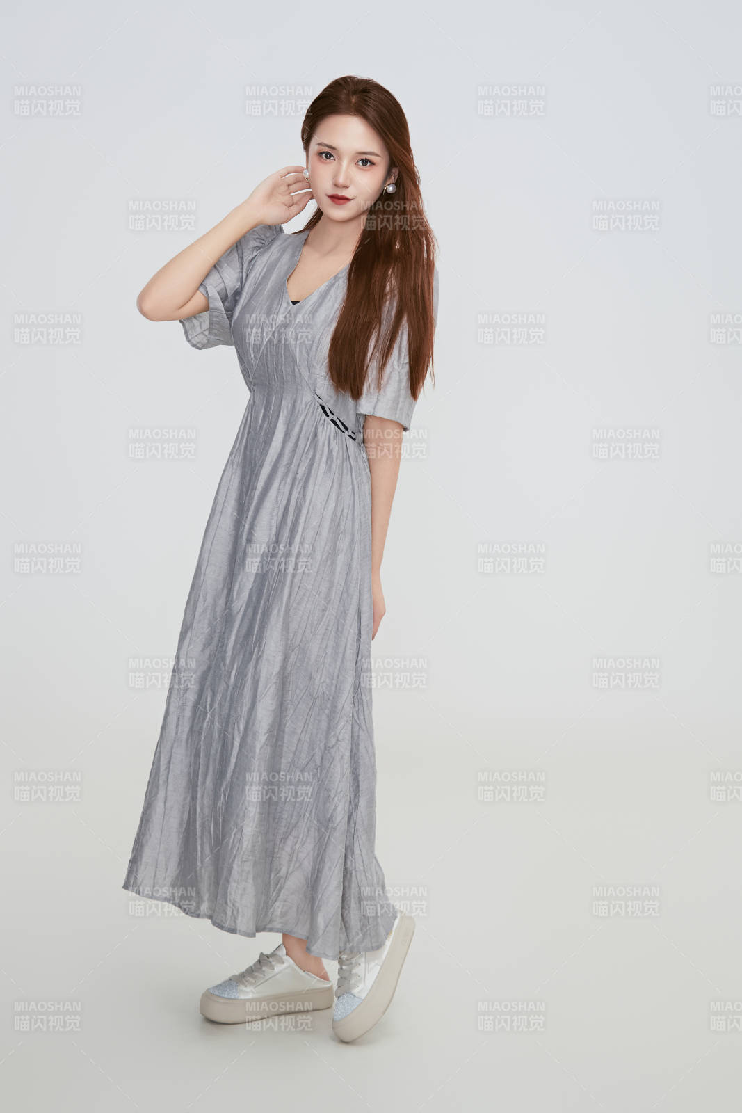 在攝影棚拍攝的青年時尚女性