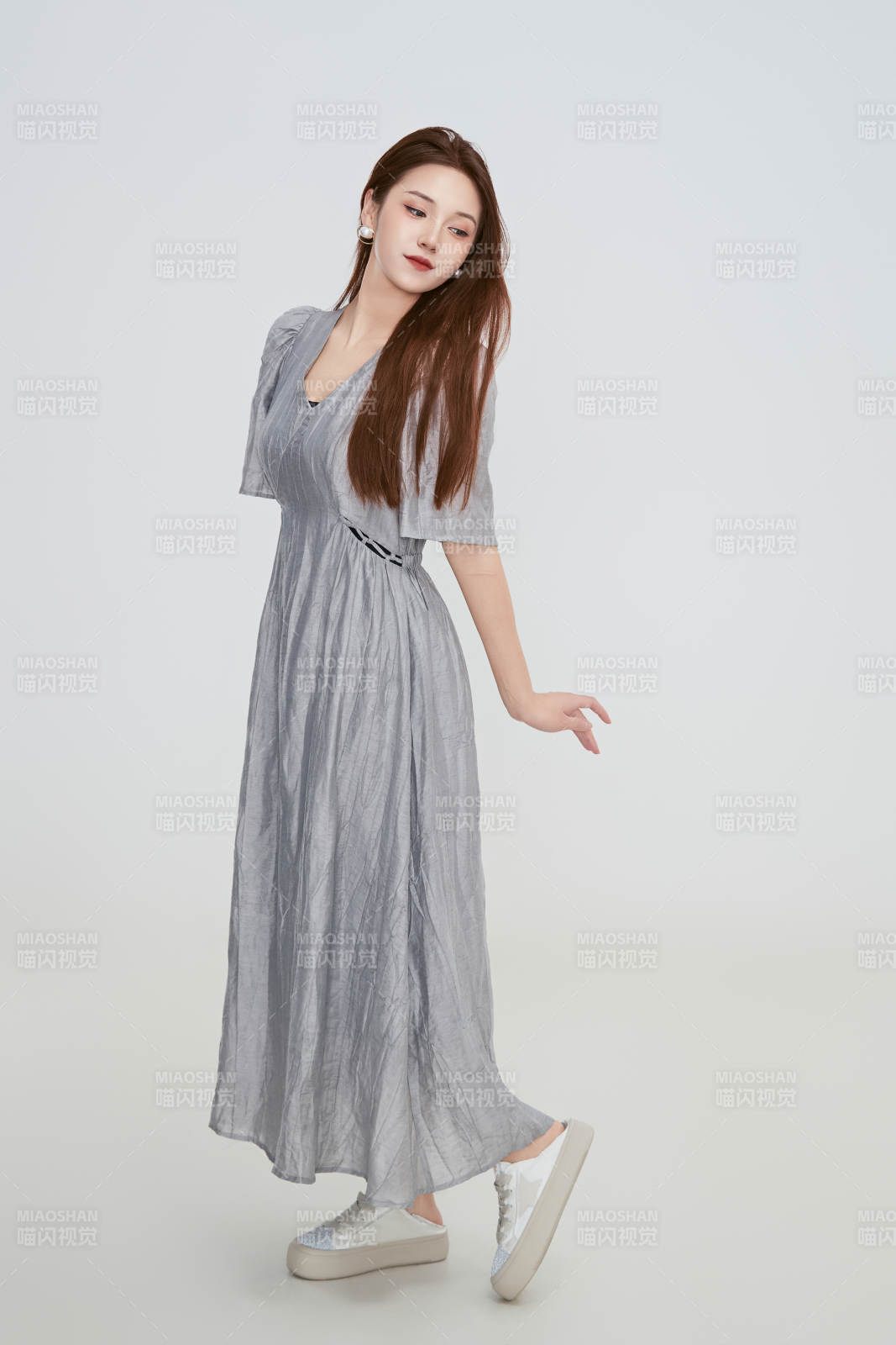 在攝影棚拍攝的青年時尚女性