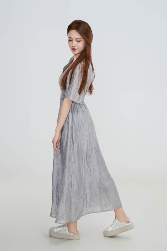 在摄影棚拍摄的青年时尚女性