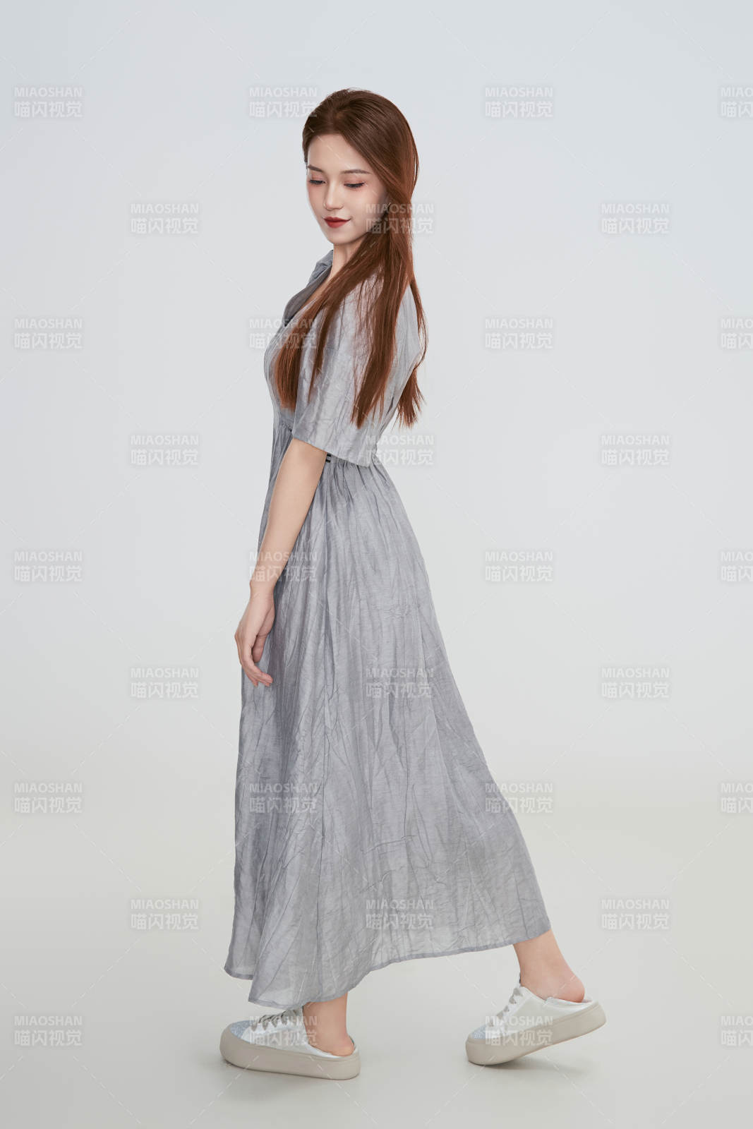 在摄影棚拍摄的青年时尚女性