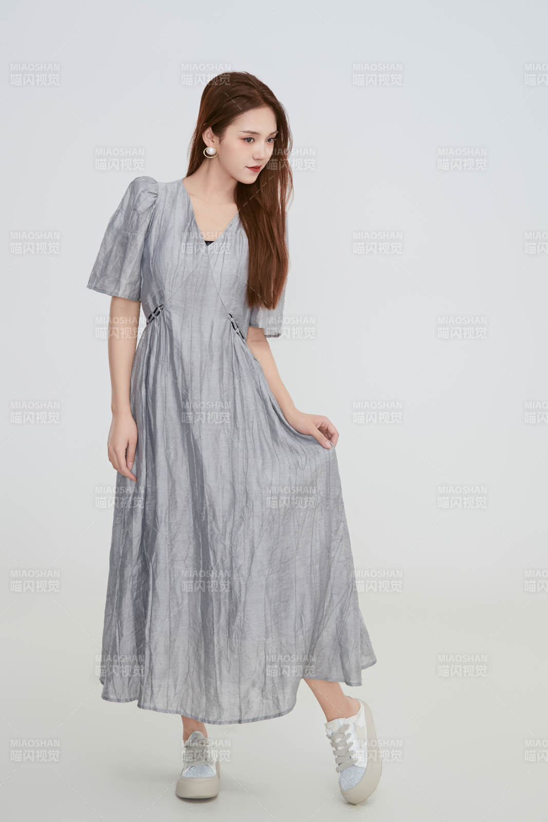 在攝影棚拍攝的青年時尚女性