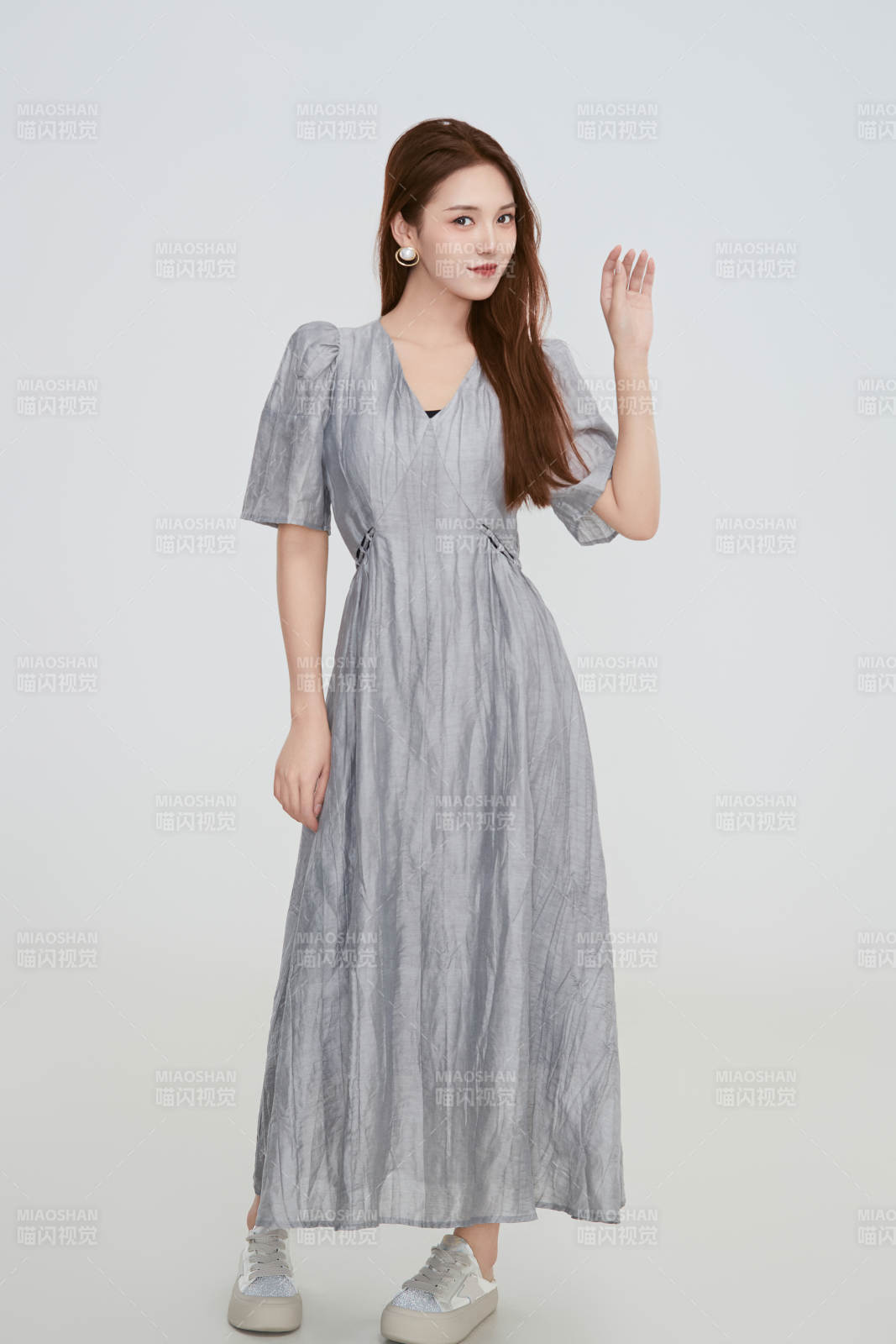 在攝影棚拍攝的青年時(shí)尚女性