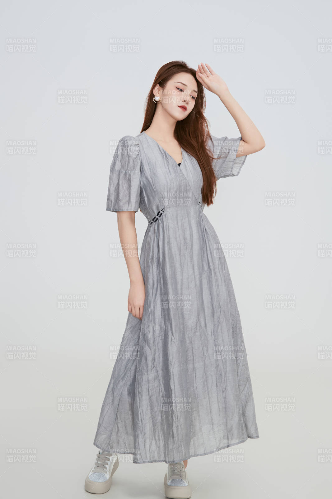 在攝影棚拍攝的青年時尚女性