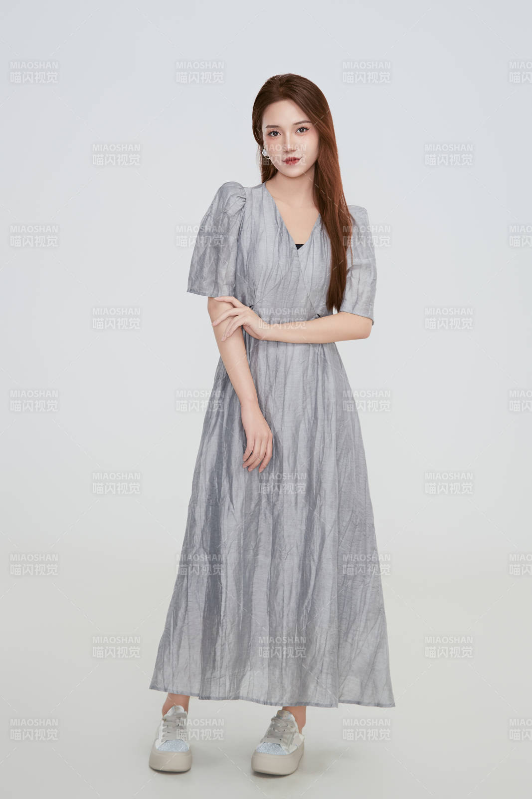 在攝影棚拍攝的青年時尚女性