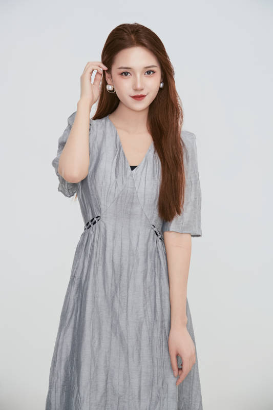 在摄影棚拍摄的青年时尚女性