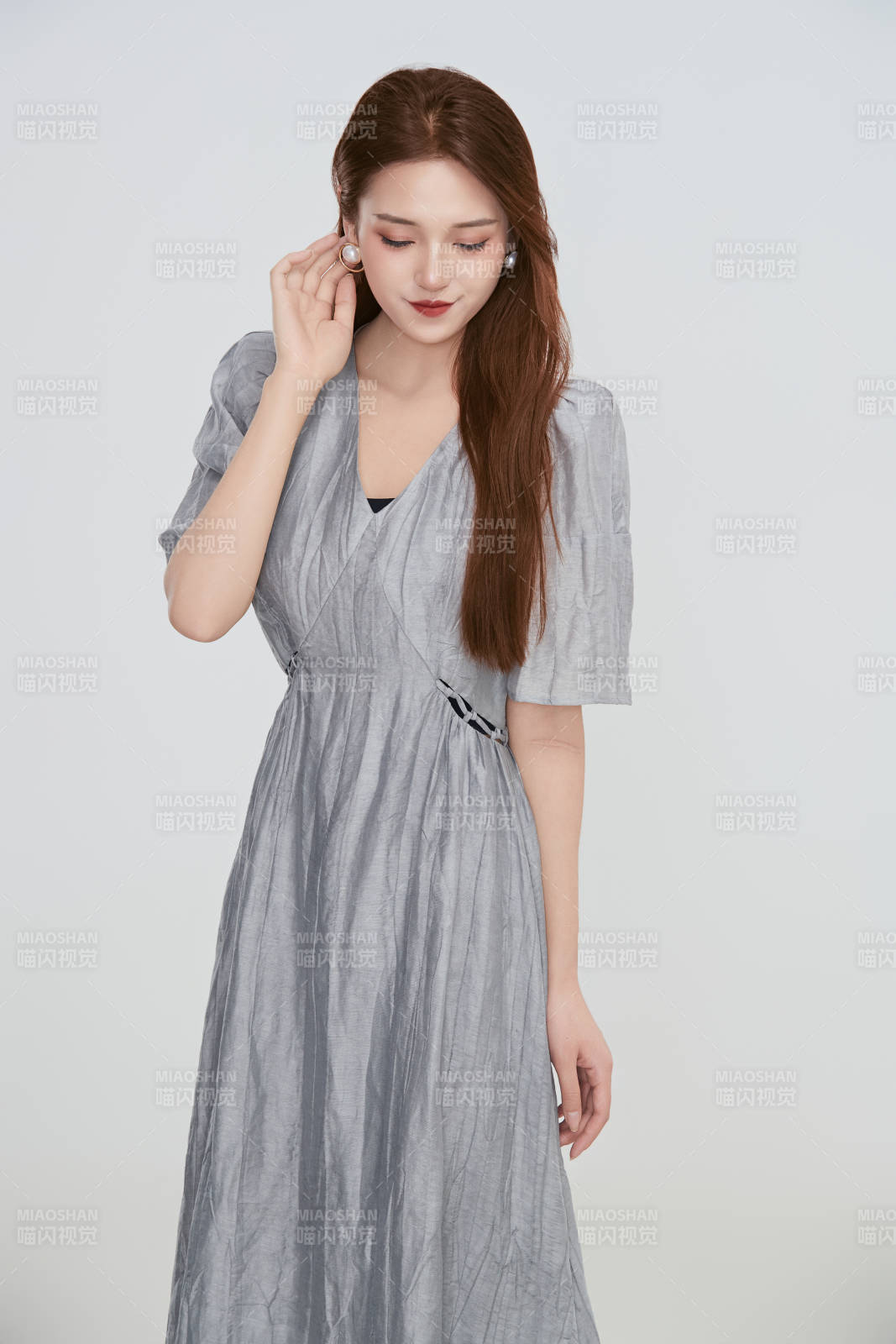 在摄影棚拍摄的青年时尚女性