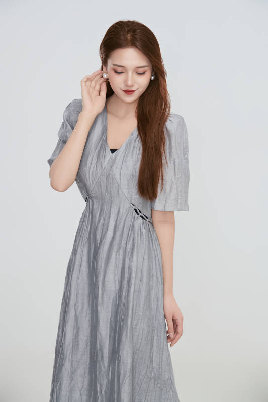 在摄影棚拍摄的青年时尚女性