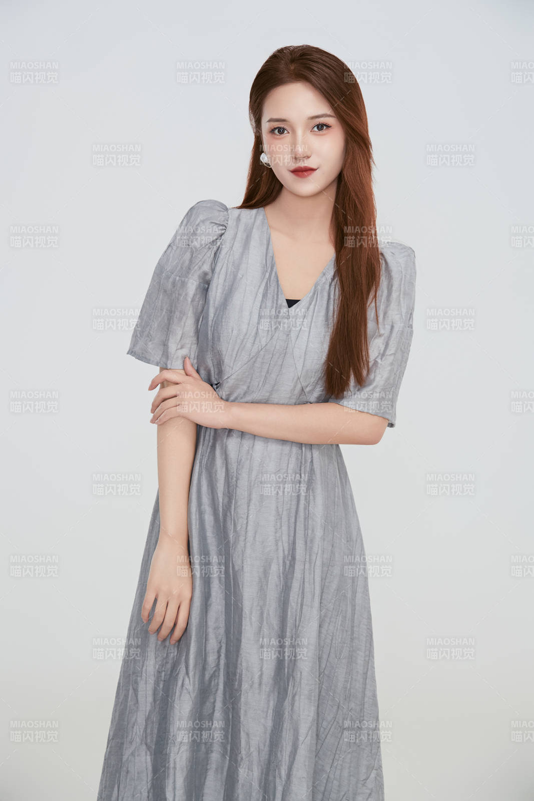 在攝影棚拍攝的青年時尚女性