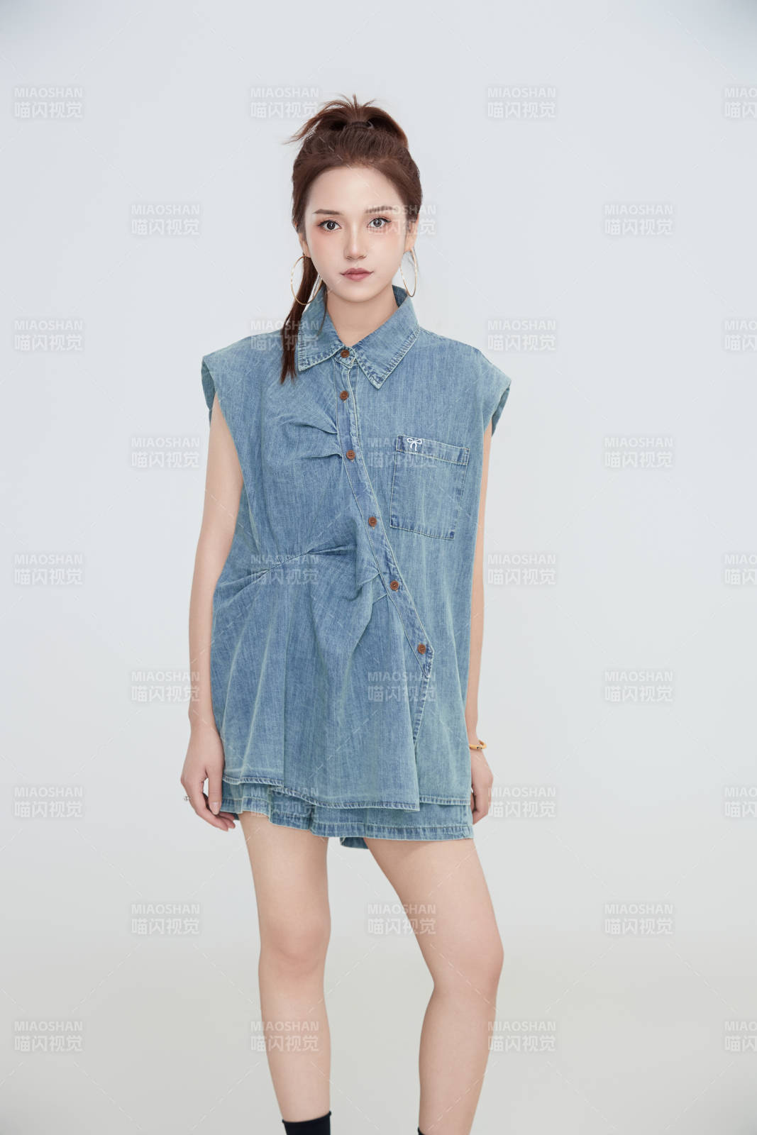 在攝影棚拍攝的青年時(shí)尚女性