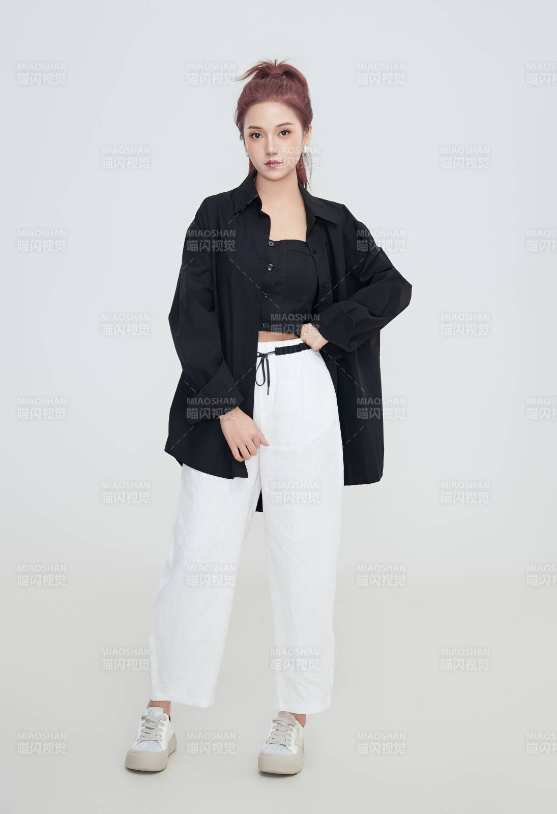 在攝影棚拍攝的青年時尚女性