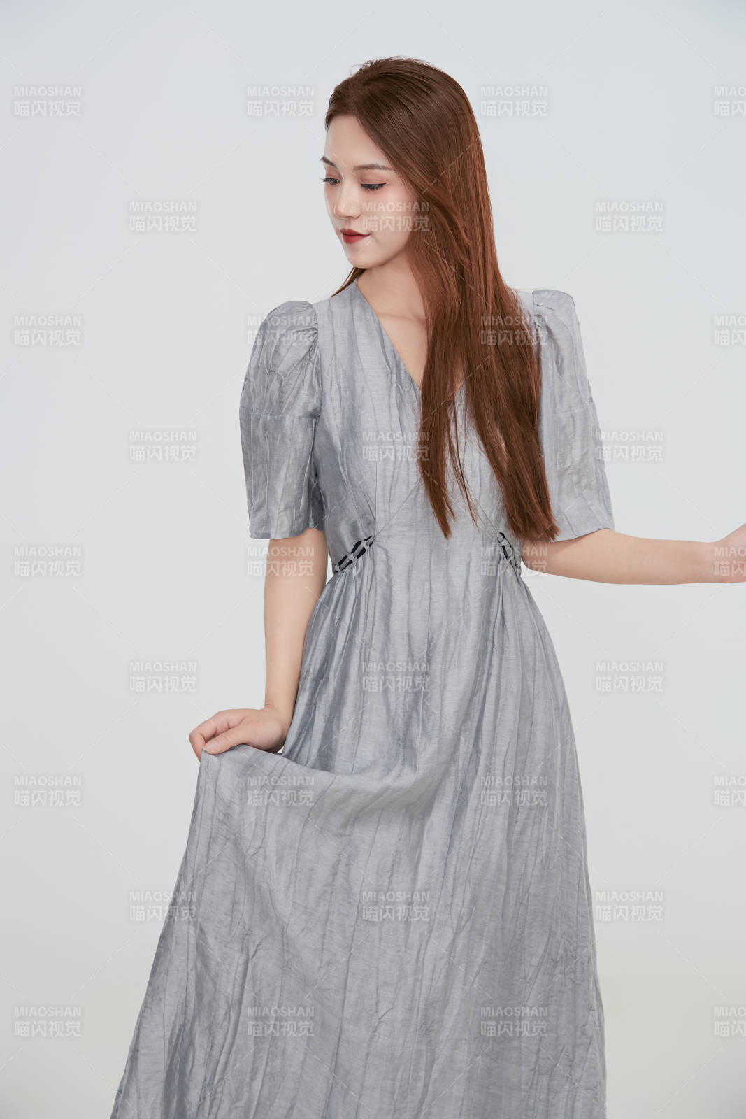 在攝影棚拍攝的青年時尚女性
