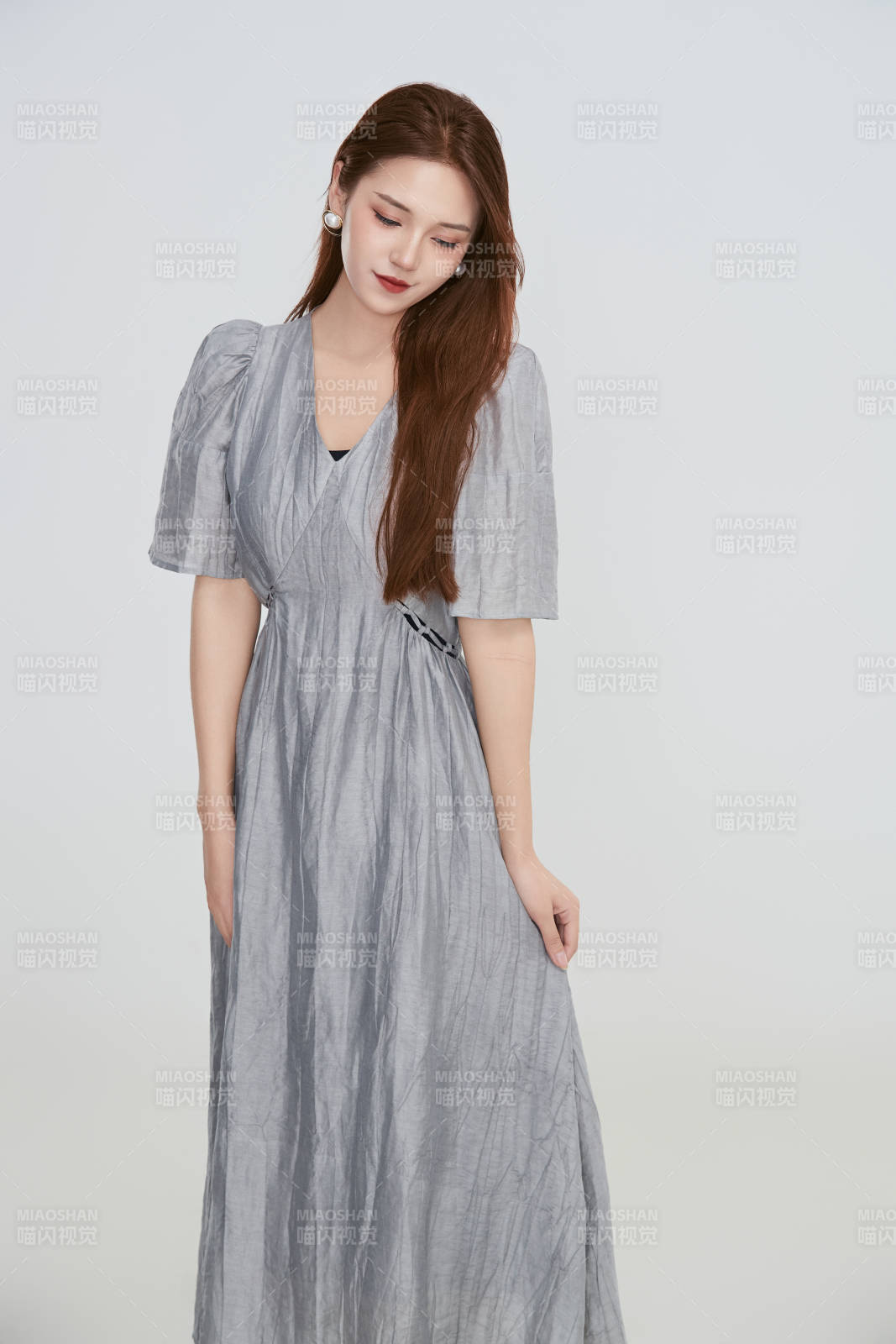 在攝影棚拍攝的青年時尚女性