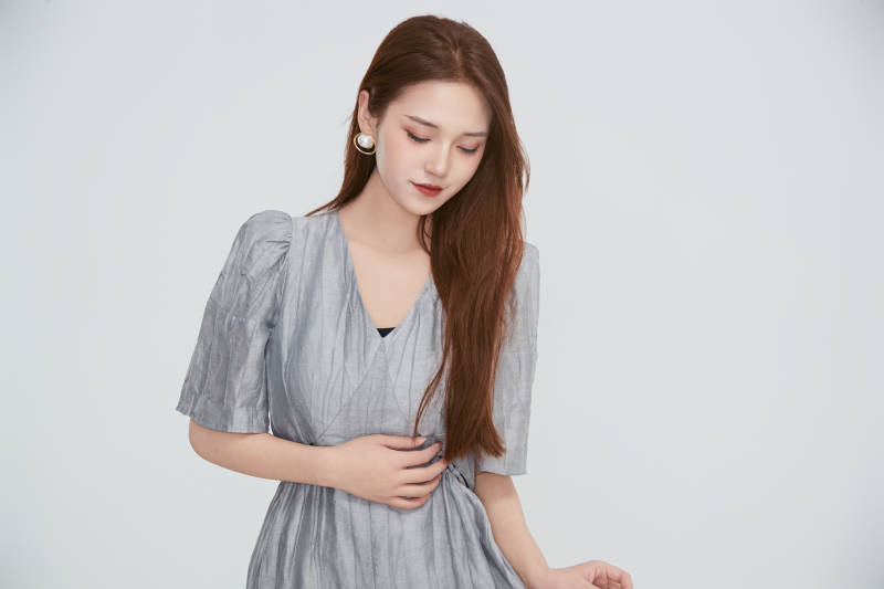 在摄影棚拍摄的青年时尚女性