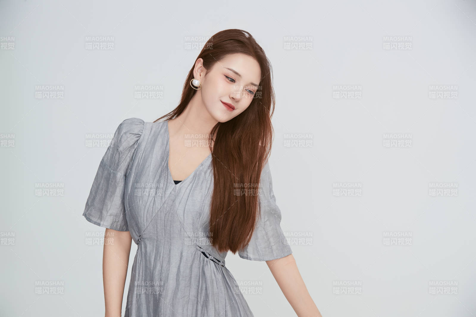 在摄影棚拍摄的青年时尚女性