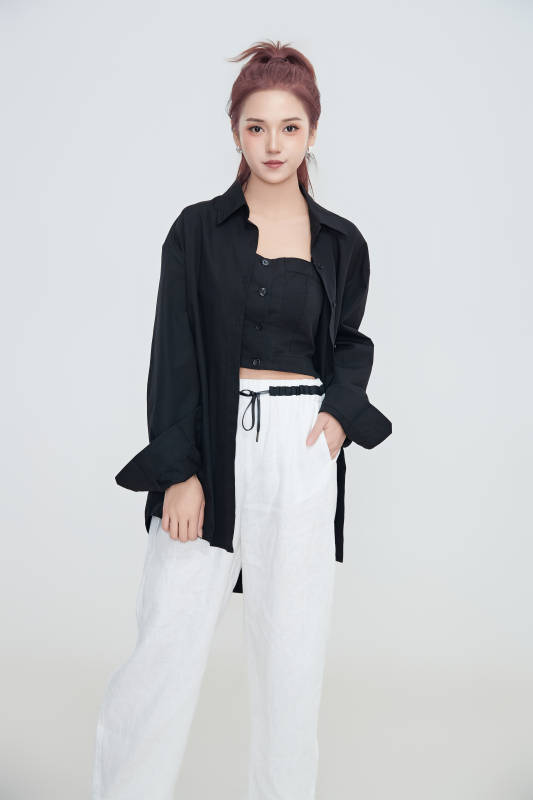 在摄影棚拍摄的青年时尚女性