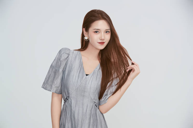 在摄影棚拍摄的青年时尚女性