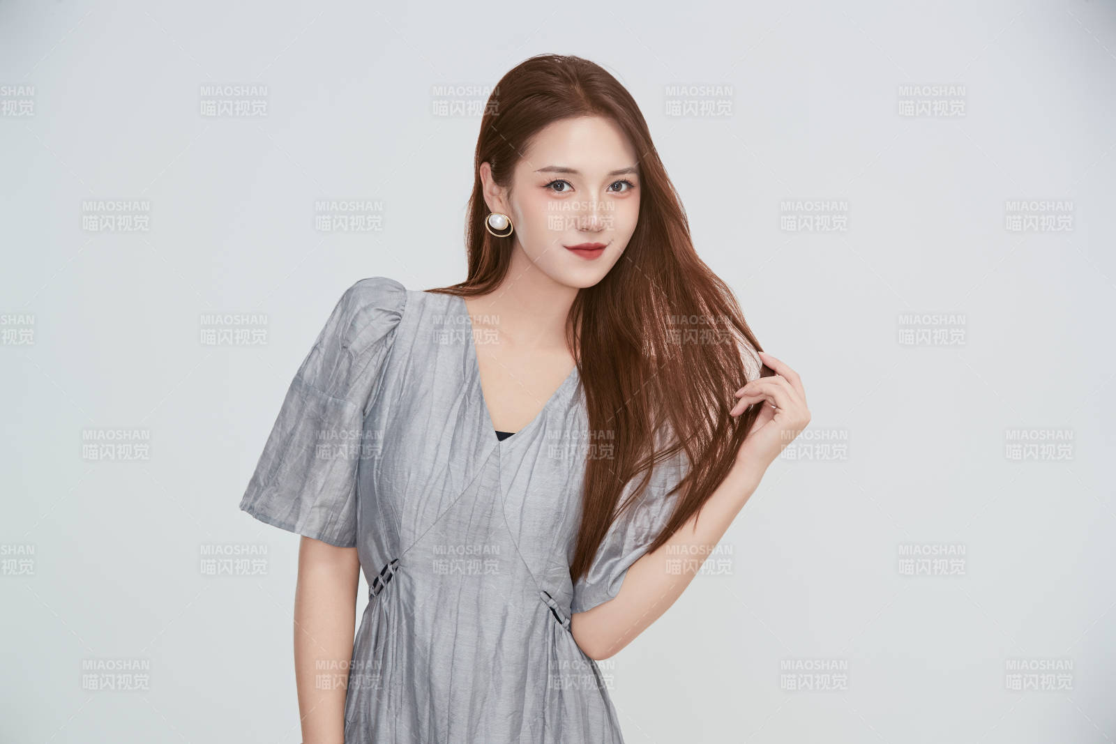 在摄影棚拍摄的青年时尚女性