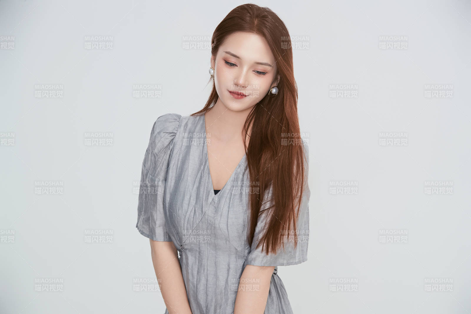 在摄影棚拍摄的青年时尚女性