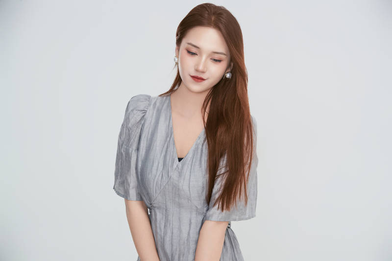 在摄影棚拍摄的青年时尚女性