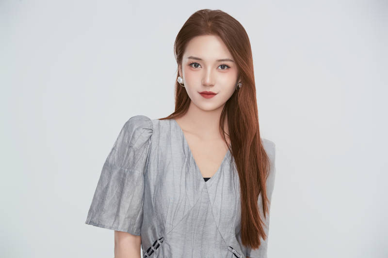 在摄影棚拍摄的青年时尚女性