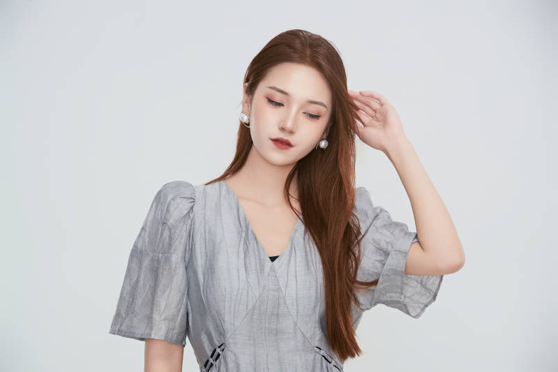 在摄影棚拍摄的青年时尚女性