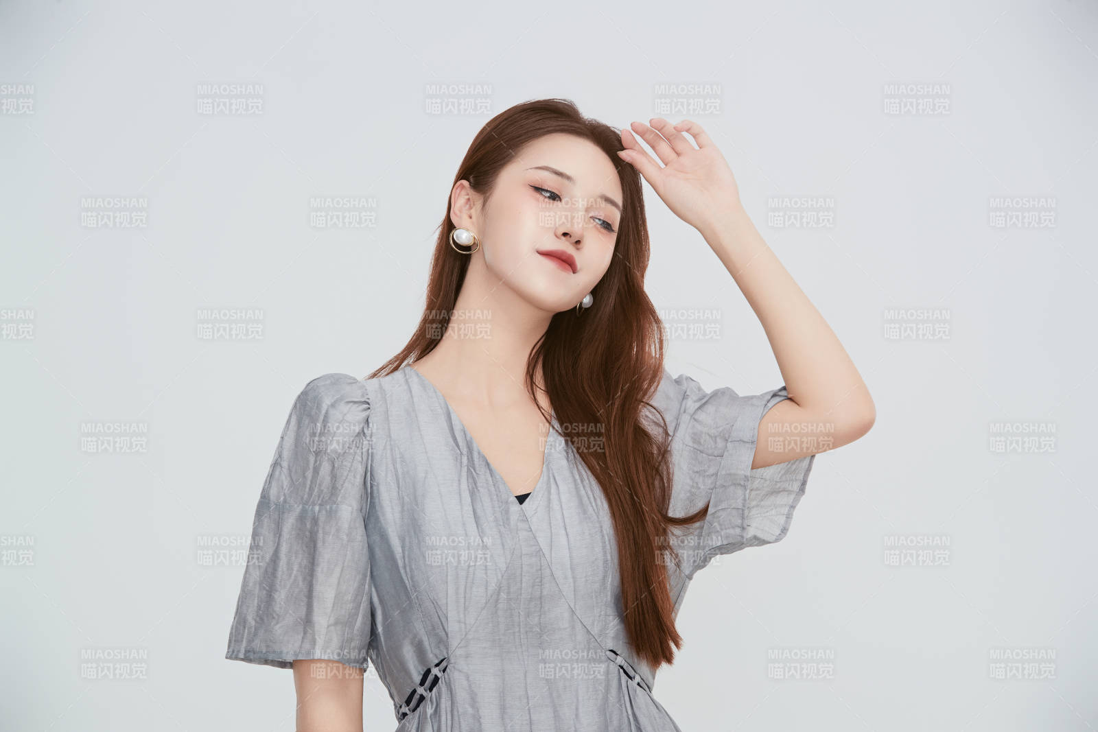 在攝影棚拍攝的青年時尚女性