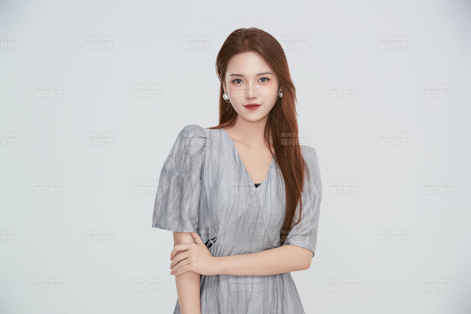 在攝影棚拍攝的青年時尚女性