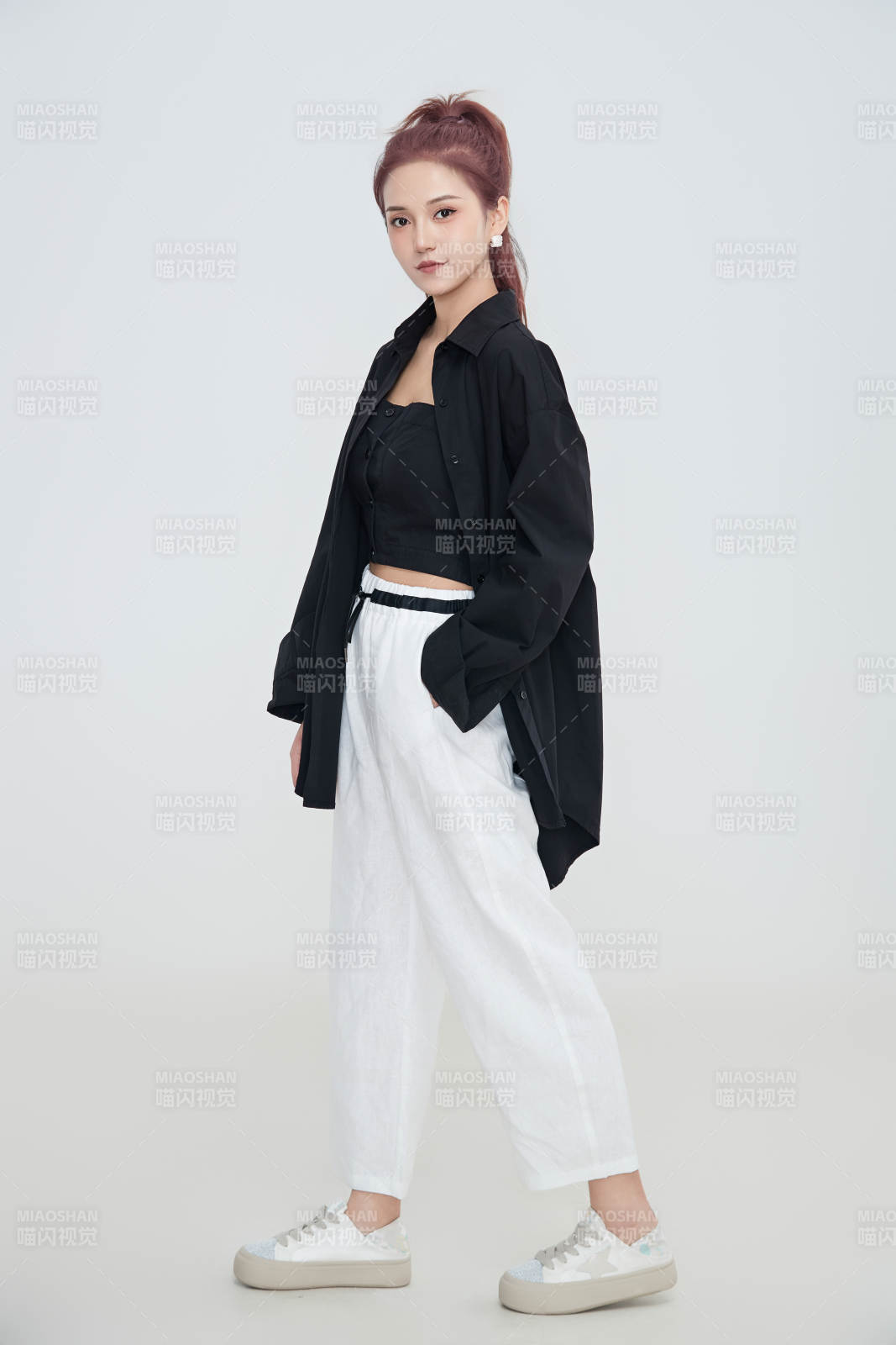 在摄影棚拍摄的青年时尚女性