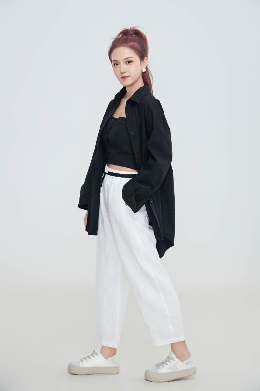 在摄影棚拍摄的青年时尚女性